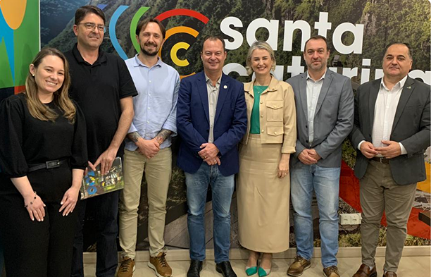 Imagem da realização da assinatura do contrato entre Integratur e Sicredi