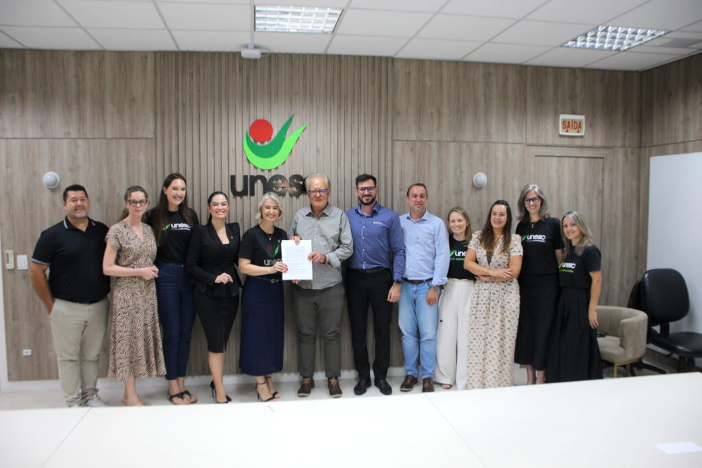 Imagem da realização da assinatura do contrato entre Integratur e Sicredi